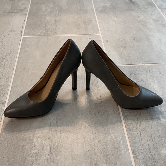 Journee Collection gray heels size 7-1/2 - Picture 2 of 5